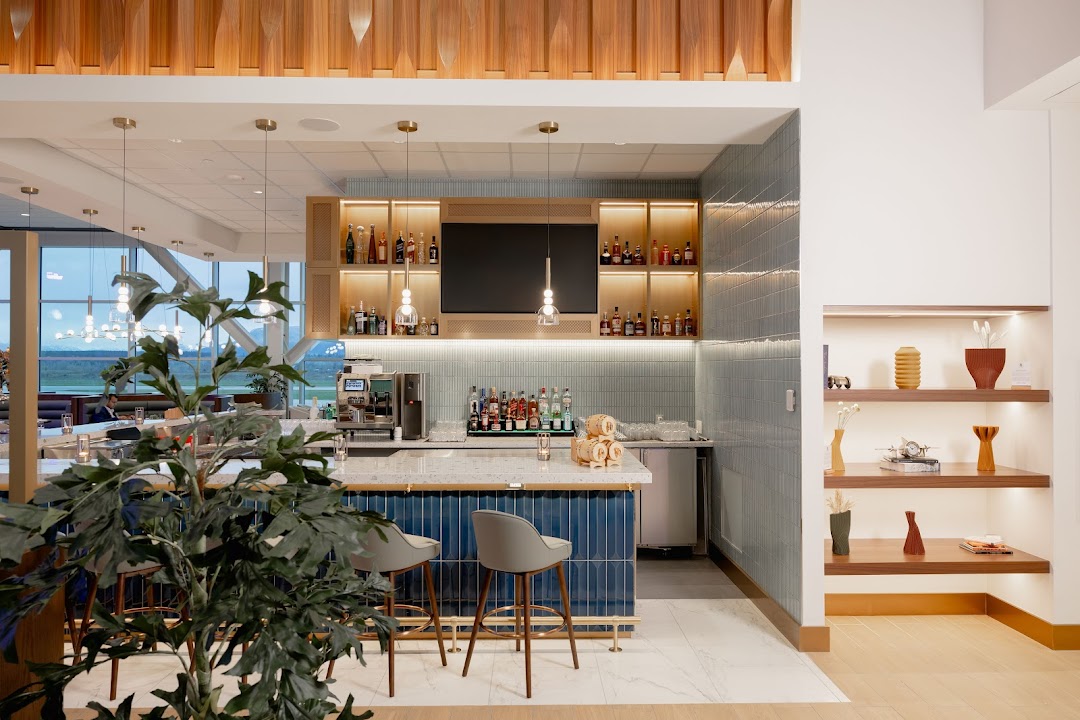 Plaza Premium First (International Departures, Pie